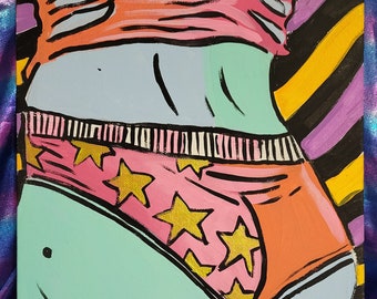 Può includere: Un dipinto colorato della parte inferiore del corpo di una persona che indossa biancheria intima rosa con stelle dorate. Lo sfondo è un motivo a strisce bianche e nere.