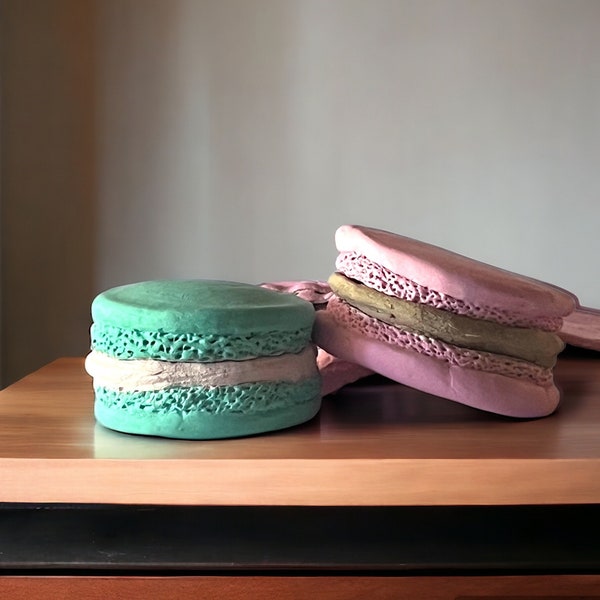 Macaron artisanal parfumé à la menthe | Délice décoratif et accessoire de photographie | fait sur commande