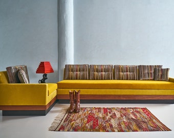 Sofá plataforma con base de madera y mesa auxiliar, estilo Adrian Pearsall, hecho a medida.