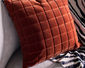 Disponible: Cojín de terciopelo naranja en forma de cubo de 40x40 cm con cremallera de latón rosa bebé.