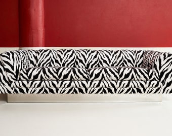 Sofá Zebra con plataforma cromada personalizado de Milo Baughman, totalmente restaurado.