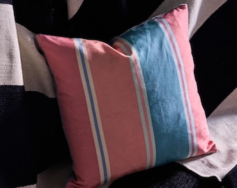 Disponible: Cojín de seda y terciopelo a rayas rosas y azules de 40x40 cm con cremallera de latón lila.