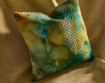 Disponible: Cojín acolchado de 40x40 cm (16x16 pulgadas) de algodón con estampado tie-dye y rayas de lana, con cremallera de latón mostaza.