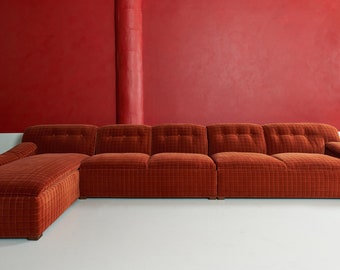 Sofá seccional bajo de terciopelo naranja de estilo posmoderno hecho a medida