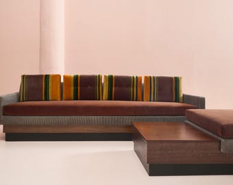 Sofá plataforma con base de madera y mesa auxiliar, estilo Adrian Pearsall, hecho a medida.