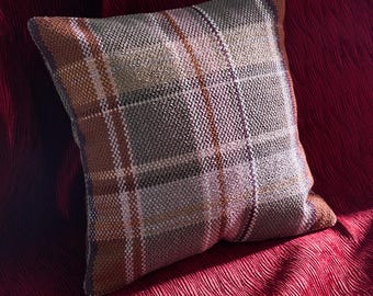 Disponible tela tejida a cuadros rosa y naranja de 16x16 con cremallera de latón mostaza.