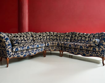 Sofá seccional victoriano de 3 piezas con respaldo alto y canalé, fabricado a medida en la década de 1950.