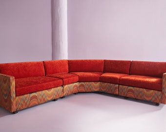 Sofá seccional personalizado de terciopelo rojo con costuras de llama estilo mediados de siglo (años 70).
