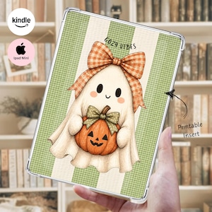 Op de afbeelding: Een doorzichtige tablethoes met een printbare inlegvel met een wit spookfiguurtje met een oranje ruitjesstrik dat een kleine oranje pompoen vasthoudt. De achtergrond heeft verticale groene en witte strepen en de tekst COZY VIBES.