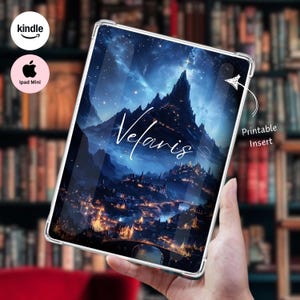 Peut inclure: Coque de tablette transparente avec un paysage fantastique : montagnes, lumières de la ville et le mot "Velaris" en écriture blanche. L'étui est tenu devant une bibliothèque floue.