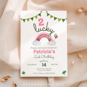 以下が含まれることがあります： ピンクの虹と緑とピンクの風船の上に「2 lucky」という文字が書かれた白い招待状。カードには「Patricia's 2nd Birthday」と書かれており、日付、時間、場所の詳細が含まれています。