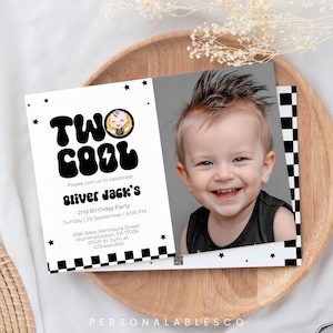 Puede incluir: Una invitación a una fiesta de cumpleaños con un fondo a cuadros blanco y negro. La invitación presenta una foto de un niño pequeño con un peinado mohawk. El texto de la invitación dice "Two Cool Oliver Jack's 2nd Birthday Party".
