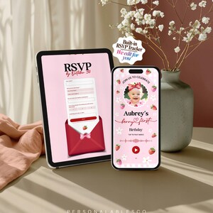 Könnte beinhalten: Ein Tablet und ein Smartphone zeigen eine digitale Geburtstagseinladung mit Erdbeermotiv. Auf dem Bildschirm steht RSVP by October 30, Aubrey's berry first Birthday und Join us to celebrate, ergänzt durch ein Kinderfoto und einen roten Umschlag.