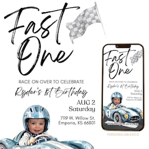 Puede incluir: Una plantilla de invitación de cumpleaños digital con el texto Fast One y una ilustración en acuarela de un niño con casco de carreras azul en un coche de carreras azul con una bandera a cuadros. Incluye detalles para el 1er cumpleaños de Ryder.