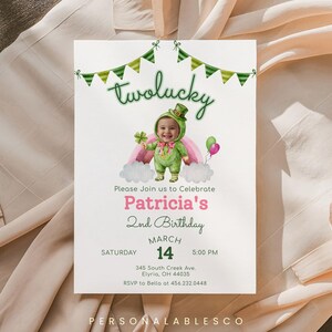 以下が含まれることがあります： 「twolucky」と「Patricia's 2nd Birthday」のテキストが入った、聖パトリックの日のテーマの招待状。緑のレプラコーンの衣装を着た子供、虹、緑とピンクの風船が特徴です。