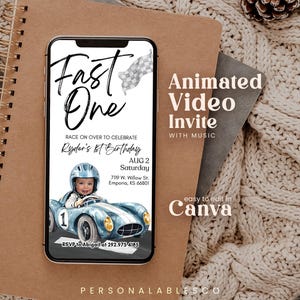 Invitation animée modifiable pour le 1er anniversaire d'une voiture de course Fast One avec photo Invitation mobile animée pour le premier tour de course d'une voiture bleue Rcbr01