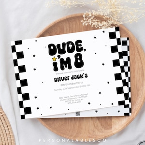 Puede incluir: Una invitación a una fiesta de cumpleaños a cuadros en blanco y negro con un gráfico en negro y amarillo que dice "DUDE. IM8" y el texto "Please join us to celebrate Oliver Jack's 8th Birthday Party Sunday | 29 September | 6:00 PM 686 West Peninsula Street Hummelstown, PA 17036 RSVP to Juno at 473.444.4741 PERSONALABLESCO".