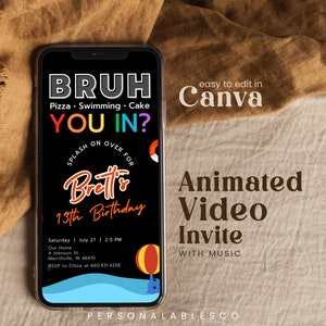 Może przedstawiać: Animowane wideo-zaproszenie w czerni i bieli na 13. urodziny. Zaproszenie zawiera kolorową grafikę piłki plażowej i tekst "BRUH Pizza - Swimming - Cake YOU IN?" z tekstem "SPLASH ON OVER FOR Brett's 13th Birthday" poniżej. Zaproszenie zawiera r&oacute;wnież datę, godzinę i miejsce imprezy, a także informacje o RSVP.