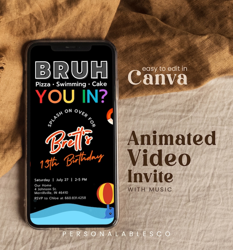 Może przedstawiać: Animowane wideo-zaproszenie w czerni i bieli na 13. urodziny. Zaproszenie zawiera kolorową grafikę piłki plażowej i tekst "BRUH Pizza - Swimming - Cake YOU IN?" z tekstem "SPLASH ON OVER FOR Brett's 13th Birthday" poniżej. Zaproszenie zawiera r&oacute;wnież datę, godzinę i miejsce imprezy, a także informacje o RSVP.