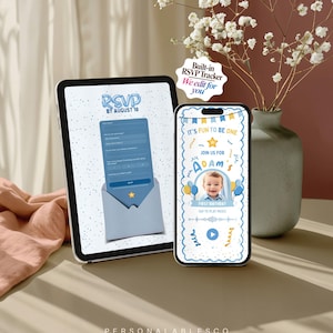 Può includere: Un tablet e uno smartphone che mostrano modelli di invito di compleanno digitali. Il tablet mostra un modulo RSVP, mentre lo smartphone presenta la foto di un bambino, il testo IT'S FUN TO BE ONE, JOIN US FOR ADAM'S FIRST BIRTHDAY e un tasto play.