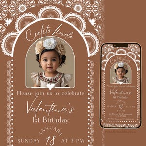 Puede incluir: Una tarjeta de invitación marrón con una foto de un niño y detalles florales. El texto incluye "Cielito Lindo" y los detalles del "1er cumpleaños de Valentina, 18 de enero de 2026". Un smartphone muestra el mismo diseño.