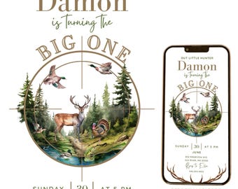 Può includere: Un invito di compleanno con il testo 'Our Little Hunter Damon is Turning The BIG ONE' e un mirino grafico contenente un'illustrazione ad acquerello di un cervo, un tacchino e anatre in una foresta. Include data, ora e dettagli dell'indirizzo.