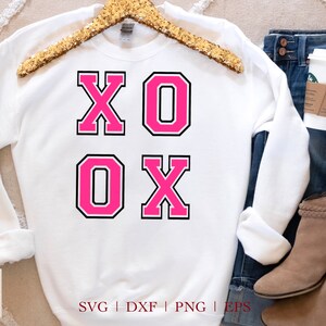 XOXO SVG, Valentijnsdag Varsity College SVG, Valentines Shirt Design svg, xoxo png, hugs kisses svg, gesneden bestand cricut, svg dxf eps png