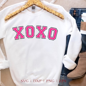 XOXO SVG, Valentijnsdag Varsity College SVG, Valentines Shirt Design svg, xoxo png, hugs kisses svg, gesneden bestand cricut, svg dxf eps png