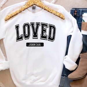 So Very Loved John 3:16 SVG, Loved Varsity College-lettertype, blokletters ChristianValentines knippen SVG-bestand, Bijbelschrift, svg png eps dxf