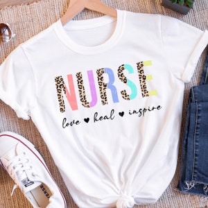 Verpleegkundige Liefde Heal Inspire PNG, Nurse Life PNG, Nurse Sublimation Design, Nurse Shirt Design, Leopard Print Nurse png, Nursing Half Leopard png