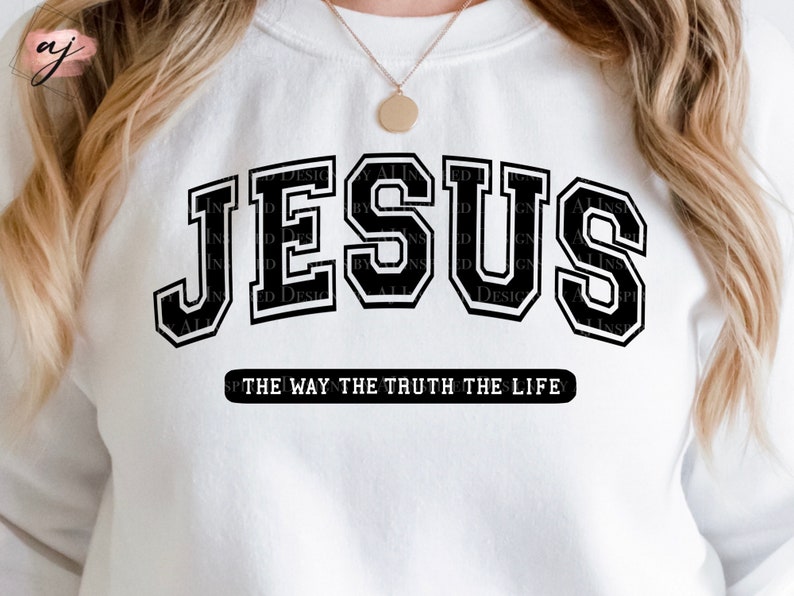 Op de afbeelding: Witte sweatshirt met het woord "JESUS" in grote, zwarte letters in collegestijl. Daaronder staat de tekst "THE WAY THE TRUTH THE LIFE". Een eenvoudig, casual kledingstuk.