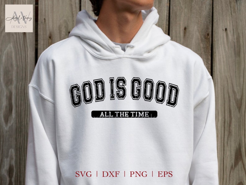 K&ouml;nnte beinhalten: Wei&szlig;er Hoodie mit schwarzem Text, der "God is Good All the Time" in einem Vintage-College-Schriftart-Stil lautet. Der Text ist abgenutzt und hat einen abgenutzten Look. Der Hoodie ist ein beliebtes Design f&uuml;r christliche Kleidung.