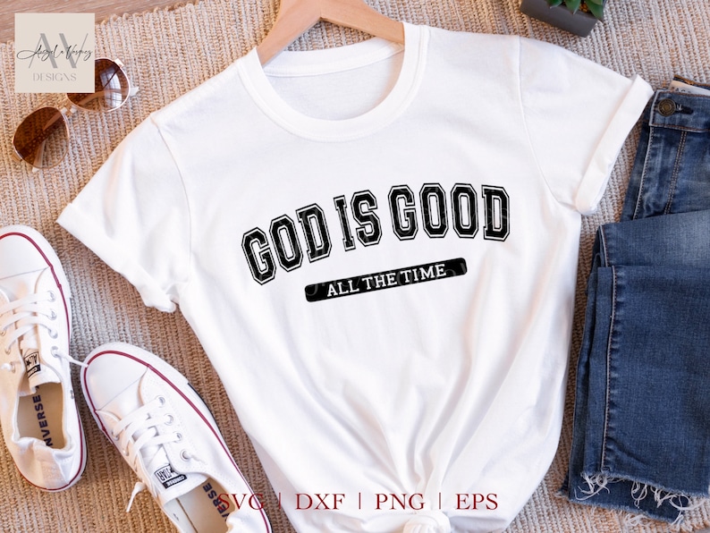 K&ouml;nnte beinhalten: Wei&szlig;es T-Shirt mit schwarzem Text, der "God is Good All The Time" lautet.
