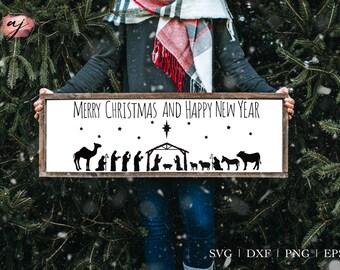 Könnte beinhalten: Ein rechteckiges Holzschild mit dem Text "MERRY CHRISTMAS AND HAPPY NEW YEAR" in Schwarz. Darunter befindet sich eine schwarze Silhouette der Krippenszene, einschließlich Sterne und einem Stern. Das Schild wird vor einem verschneiten Nadelbaumhintergrund gehalten.