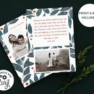 Peut inclure: Une carte de No&euml;l avec un fond aquarelle de feuilles bleues et de baies rouges. La carte pr&eacute;sente deux photos d'un couple, l'une avec la femme qui enlace l'homme par derri&egrave;re et l'autre avec le couple debout sur une colline. La carte comprend le texte "Joyeuses F&ecirc;tes" et un message souhaitant la paix et l'amour aux membres de la famille.