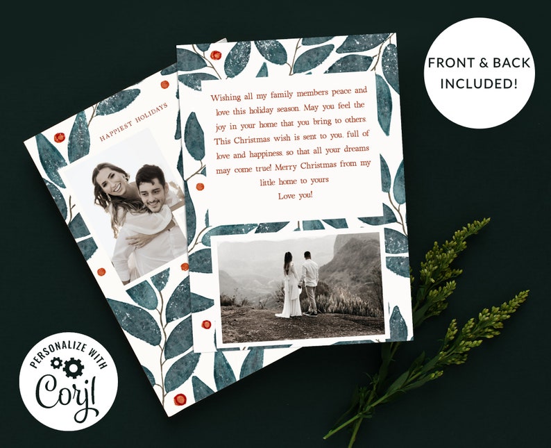 Peut inclure: Une carte de No&euml;l avec un fond aquarelle de feuilles bleues et de baies rouges. La carte pr&eacute;sente deux photos d'un couple, l'une avec la femme qui enlace l'homme par derri&egrave;re et l'autre avec le couple debout sur une colline. La carte comprend le texte "Joyeuses F&ecirc;tes" et un message souhaitant la paix et l'amour aux membres de la famille.
