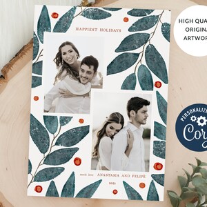Peut inclure: Une carte de No&euml;l avec un motif aquarelle de feuilles bleu-vert et de baies rouges. La carte pr&eacute;sente deux photos d'un couple, avec le texte "Happiest Holidays" et "much love ANASTASIA AND FELIPE 2021".