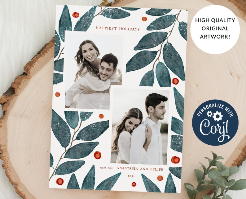 Peut inclure: Une carte de No&euml;l avec un motif aquarelle de feuilles bleu-vert et de baies rouges. La carte pr&eacute;sente deux photos d'un couple, avec le texte "Happiest Holidays" et "much love ANASTASIA AND FELIPE 2021".