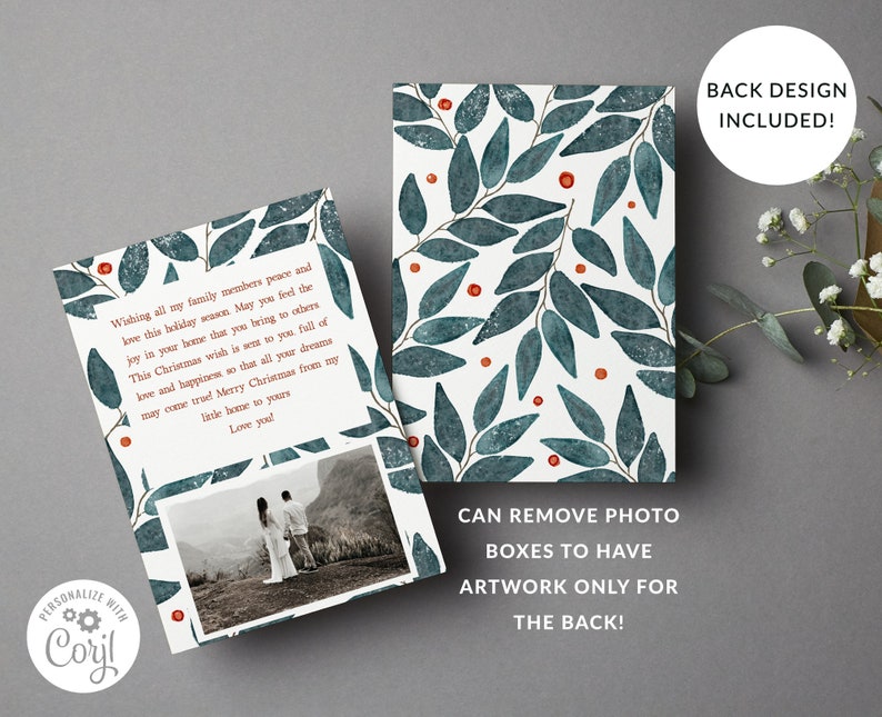 Peut inclure: Une carte de No&euml;l blanche avec un motif aquarelle de feuilles bleu-vert et de baies rouges. La carte a un emplacement pour photo et un message qui dit : &laquo; Je souhaite &agrave; tous les membres de ma famille la paix et l'amour en cette p&eacute;riode de f&ecirc;tes. Que vous ressentiez la joie dans votre foyer que vous apportez aux autres. Ce souhait de No&euml;l vous est envoy&eacute; rempli d'amour et de bonheur afin que tous vos r&ecirc;ves se r&eacute;alisent ! Joyeux No&euml;l de ma petite maison &agrave; la v&ocirc;tre. Je vous aime. &raquo;