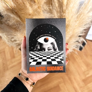 Surreales Orakel Deck | Selbstentdeckungsgeschenk | Retro futuristisches Orakel | Surreal Tarot Kartenspiel | Cosmic Collage Art Orakel | Selbstfürsorgegeschenk