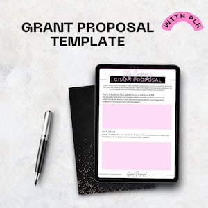 Può includere: Un tablet digitale che mostra un modello di proposta di sovvenzione con sezioni rosa e bianche. Le parole "GRANT PROPOSAL TEMPLATE" sono in alto. Una penna nera e un taccuino nero con macchie dorate sono a sinistra.