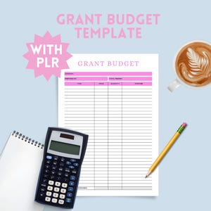 Puede incluir: Una plantilla de presupuesto de subvención con el texto "Grant Budget Template" en rosa. La imagen incluye una calculadora, un bloc de notas, un lápiz y una taza de café. Las palabras "With PLR" están en una estrella rosa.