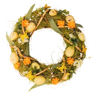 K&ouml;nnte beinhalten: Ein gr&uuml;ner und brauner Osterkranz, der mit gelben und orangefarbenen Blumen, gelben Schmetterlingen und gelben, gefleckten Eiern verziert ist.