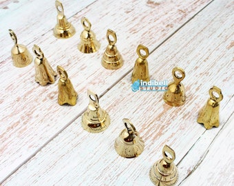 Juego de 12 campanas vintage de latón indio, surtido de 2 pulgadas, campanas para manualidades, pequeñas campanas doradas con dije de templo.