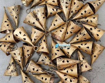 24 campanelle di latta triangolari a forma di fiore rustico, campanelle di ferro riciclate fatte a mano 2" campanelle a vento per artigianato