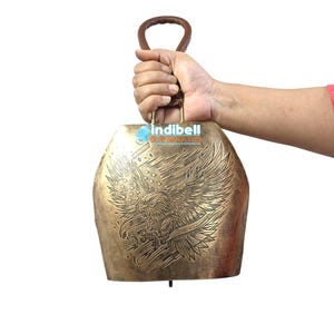 Campana decorativa grande de EE. UU. con correa de cuero, campana vintage dorada para colgar en la pared, cencerros de vaca de recuerdo americanos de gran tamaño.