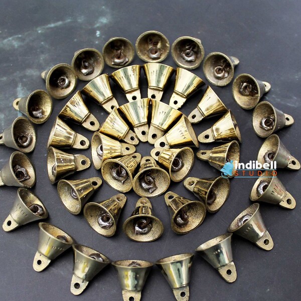 25 petites cloches indiennes artisanales en laiton, cloches décoratives vintage antiques à suspendre d'IndiBell Studio