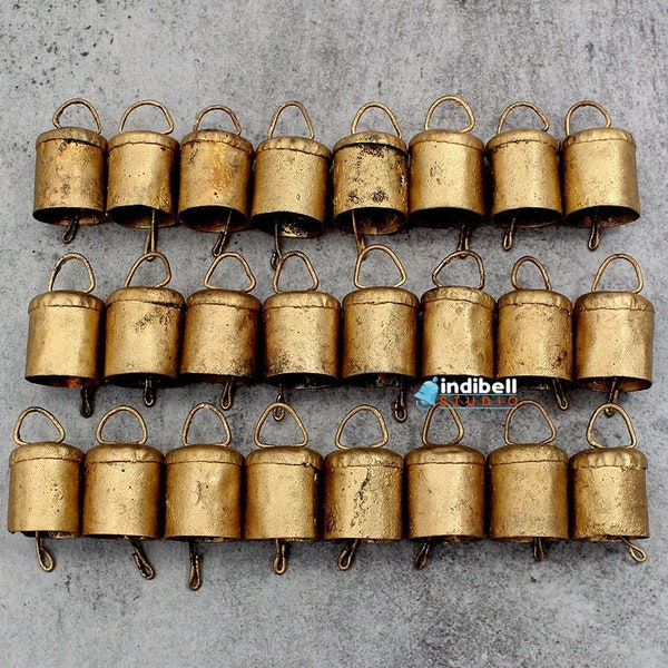 Cloches de tasse en laiton recyclé faites à la main avec sonnerie en métal pour un son doux - Carillons éoliens, projets d'artisanat (Ensemble de 24 or rustique 1,5 pouce)