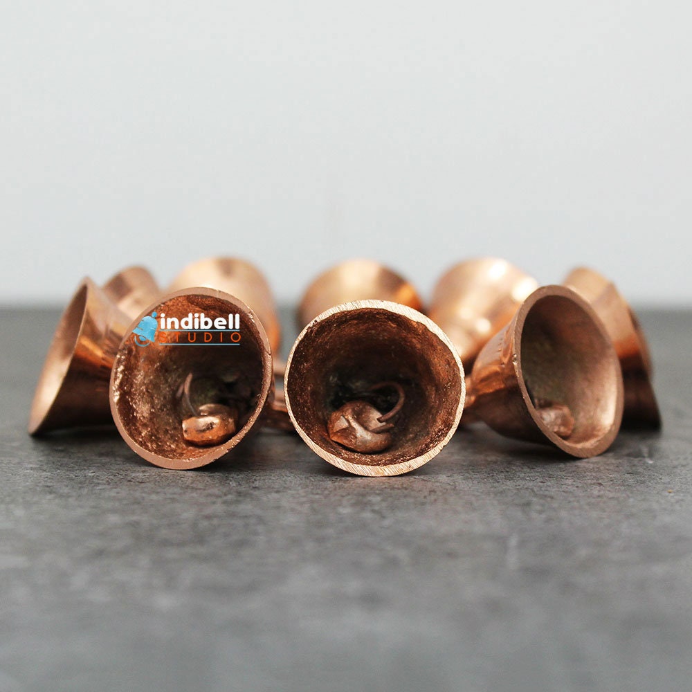 AUEAR, Confezione da 30 mini campane in ottone vintage per fai da te, 11 mm, piccole tibetane, per la creazione di gioielli, ciondoli, campanelli a vento, decorazioni per porte di casa