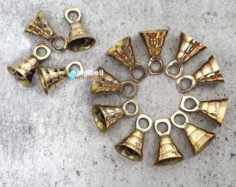 12 campanillas colgantes pequeñas de latón estilo vintage para decoración étnica, campanillas doradas Sarna, campanillas de latón martillado de la India
